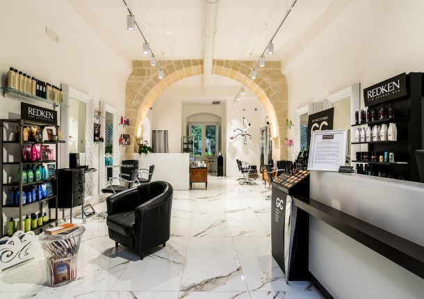 ZONA CENTRO- SALONE PARRUCCHIERE E BARBIERE