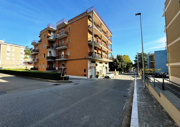 ZONA CENTRALISSIMA - ABITAZIONE CON GARAGE e RIPOSTIGLIO