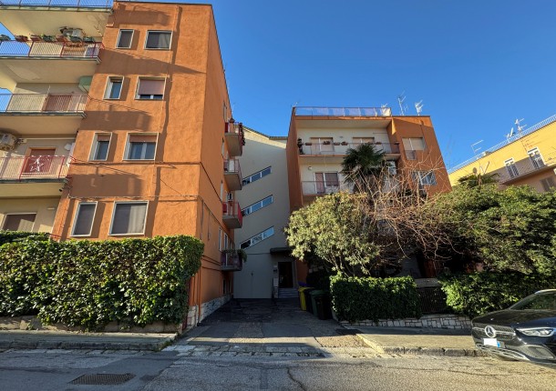 ZONA CENTRO - AMPIO APPARTAMENTO con GARAGE e RIPOSTIGLIO