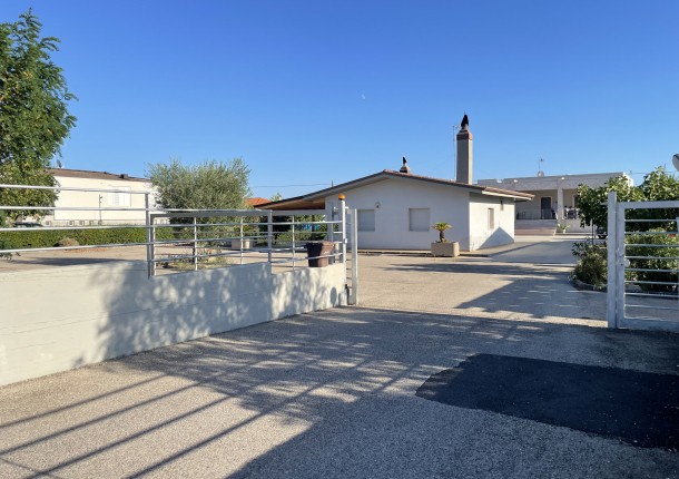 VILLA CON DEPANDANCE TERRENO E GARAGE