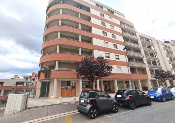 CENTRO DIREZIONALE  - APPARTAMENTO CON POSTO AUTO