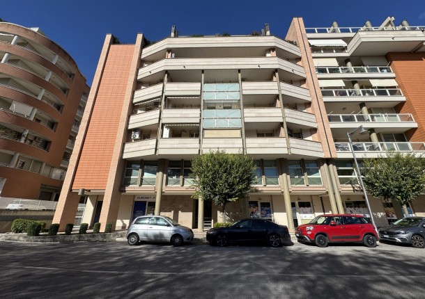 90 mq CENTRO DIREZIONALE - USO UFFICIO