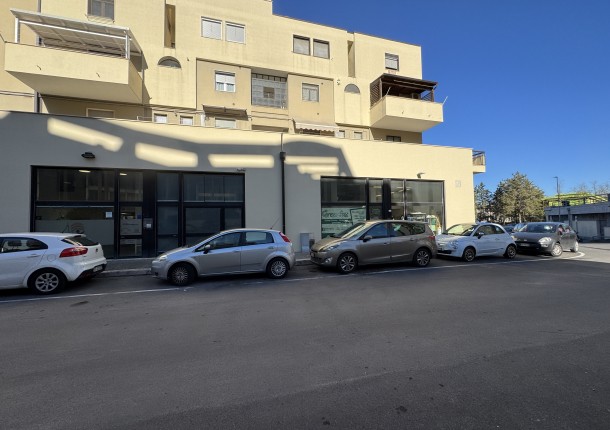 ZONA SEMICENTRO con AMPIE VETRINE