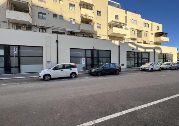 VIA FRATELLI GRIMM - LOCALE COMMERCIALE RISTRUTTURATO CON AMPIE VETRINE