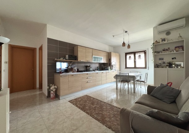 VIA LA MARTELLA - TRILOCALE con RIPOSTIGLIO